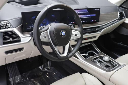 Black Sapphire Metallic 2025 BMW X7 xDrive40i