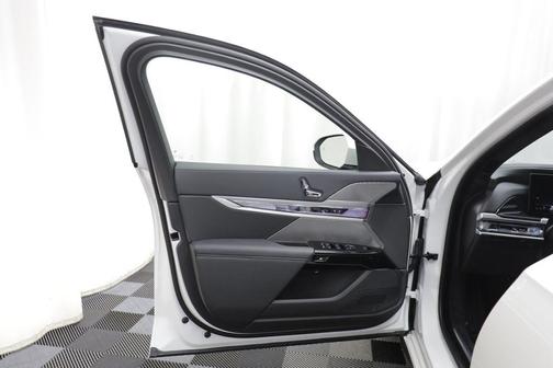 Mineral White Metallic 2026 BMW 740 xDrive