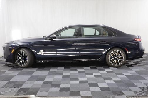 Carbon Black Metallic 2025 BMW 740 xDrive