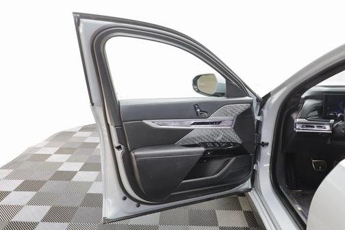 2025 BMW 750e i xDrive