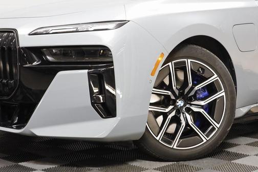 2025 BMW 750e i xDrive