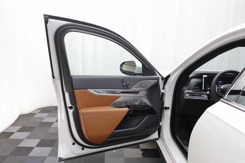 2026 BMW 750e i xDrive