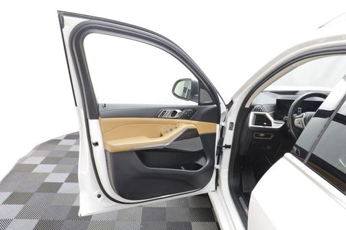 Mineral White Metallic 2023 BMW X7 xDrive40i