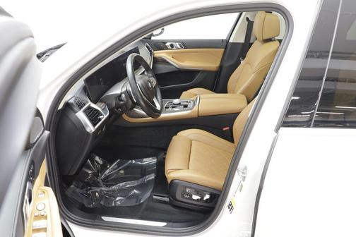 Mineral White Metallic 2023 BMW X7 xDrive40i