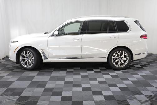Mineral White Metallic 2023 BMW X7 xDrive40i