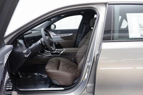 2026 BMW 750e i xDrive