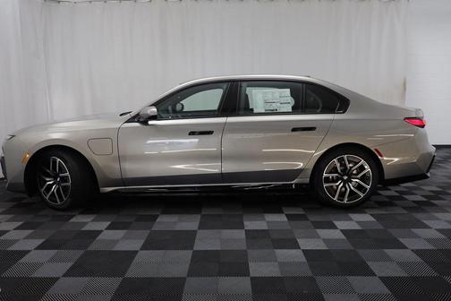 2026 BMW 750e i xDrive