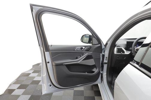 Brooklyn Grey Metallic 2027 BMW X7 xDrive40i