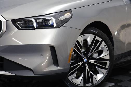 Oxide Grey Metallic 2026 BMW i5 xDrive40