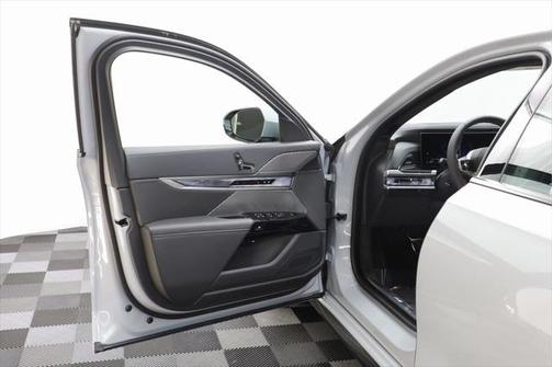 2025 BMW 750e i xDrive
