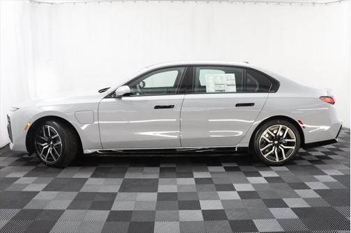 2025 BMW 750e i xDrive