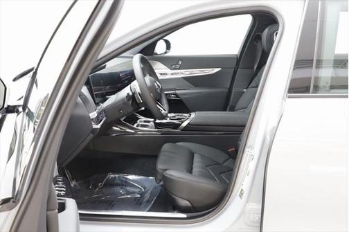 2025 BMW 750e i xDrive