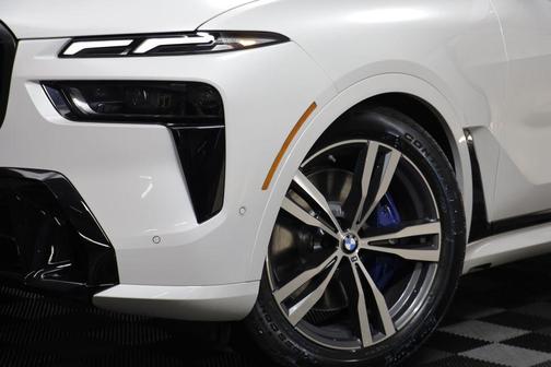 Mineral White Metallic 2027 BMW X7 xDrive40i