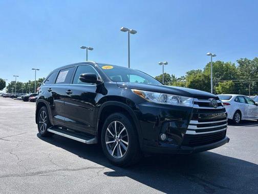 Midnight Black Metallic 2017 Toyota Highlander XLE