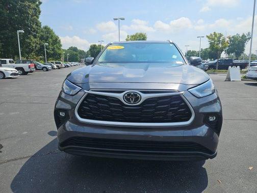 Magnetic Gray Metallic 2024 Toyota Highlander XLE