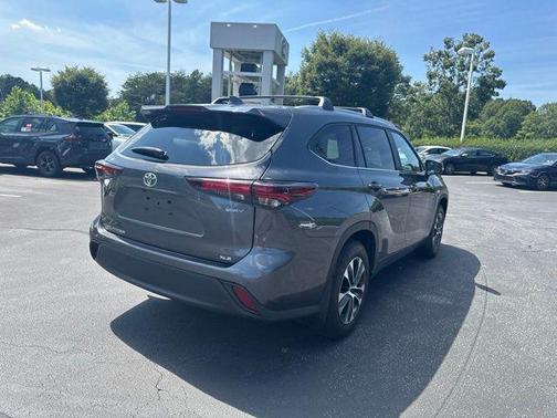 Wind Chill Pearl 2025 Toyota Highlander Hybrid XLE