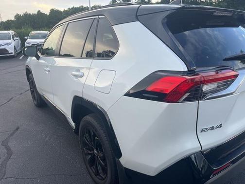 Wind Chill Pearl/Midnight Black Metallic 2024 Toyota RAV4 Hybrid SE