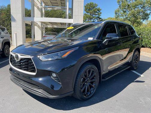 Midnight Black Metallic 2025 Toyota Highlander XLE