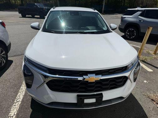 Summit White 2024 Chevrolet Trax LT