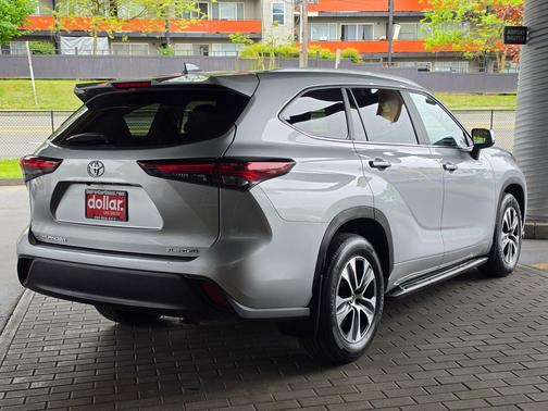 Celestial Silver Metallic 2024 Toyota Highlander XLE