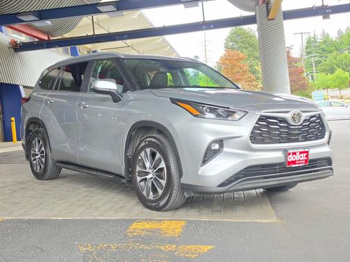 Celestial Silver Metallic 2024 Toyota Highlander XLE