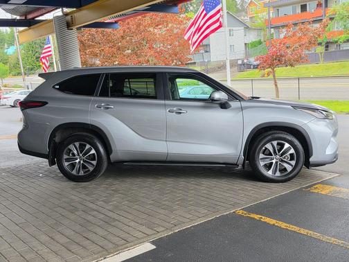 Celestial Silver Metallic 2024 Toyota Highlander XLE