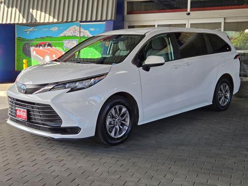 2023 Toyota Sienna LE