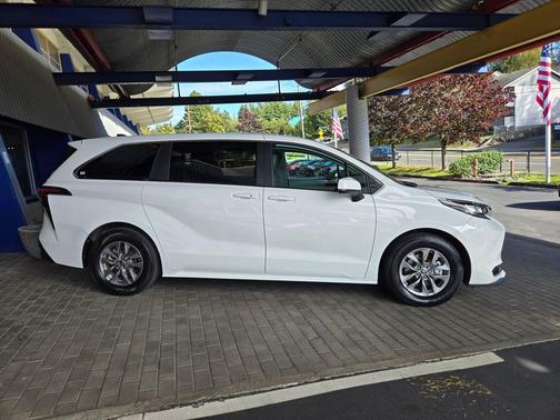 2023 Toyota Sienna LE