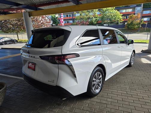 2023 Toyota Sienna LE