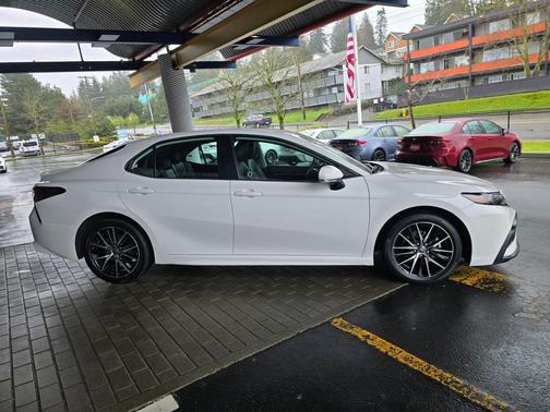 Ice Cap 2024 Toyota Camry SE