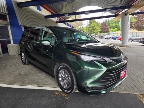 2023 Toyota Sienna LE