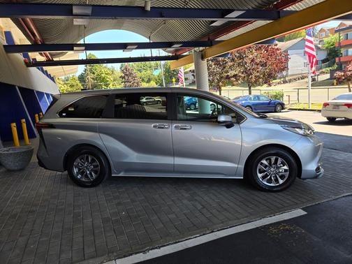 2023 Toyota Sienna LE
