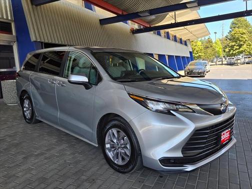 2023 Toyota Sienna LE