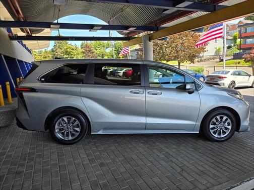 2023 Toyota Sienna LE