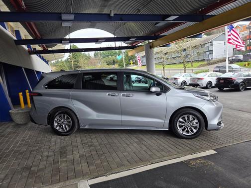 2023 Toyota Sienna LE