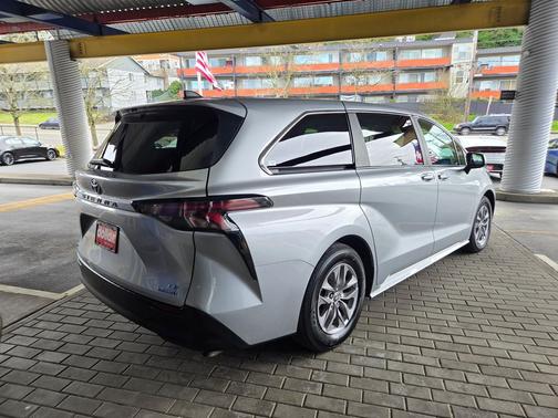 2023 Toyota Sienna LE