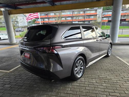 2024 Toyota Sienna LE