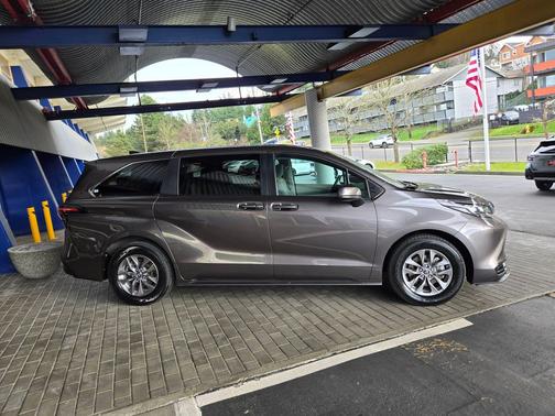 2024 Toyota Sienna LE