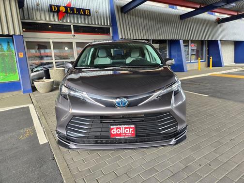 2024 Toyota Sienna LE