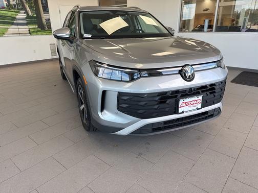 Pyrite Silver Metallic 2025 Volkswagen Tiguan 2.0T SE