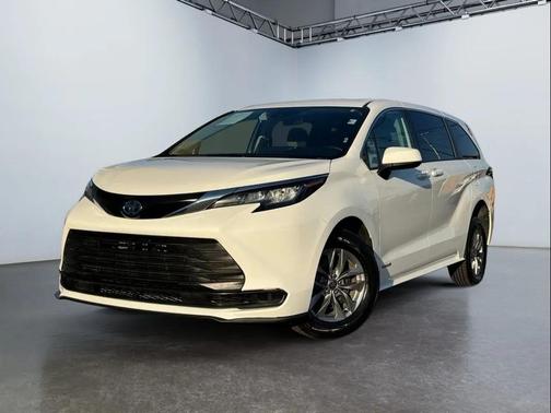 2021 Toyota Sienna LE