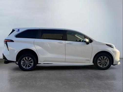 2021 Toyota Sienna LE