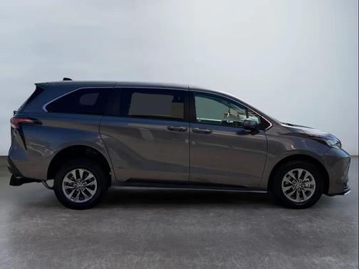 2022 Toyota Sienna LE