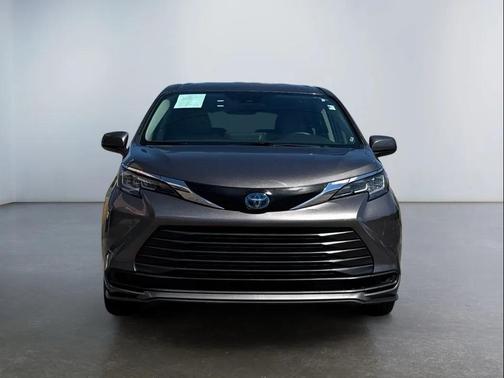 2022 Toyota Sienna LE