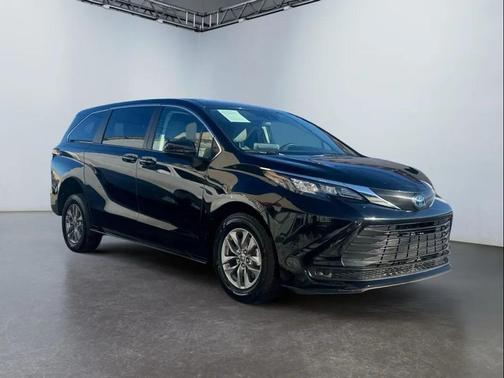 2024 Toyota Sienna LE