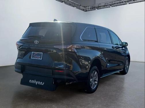 2024 Toyota Sienna LE