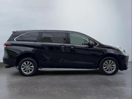 2022 Toyota Sienna LE