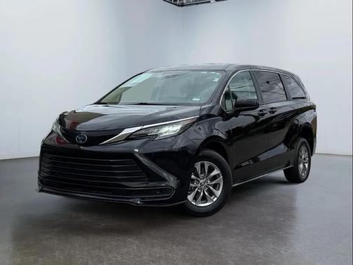 2022 Toyota Sienna LE