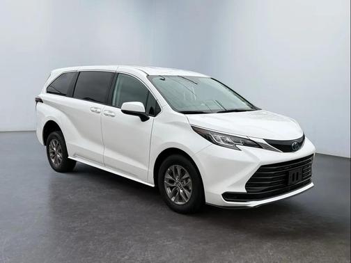 2023 Toyota Sienna LE