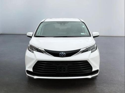 2023 Toyota Sienna LE
